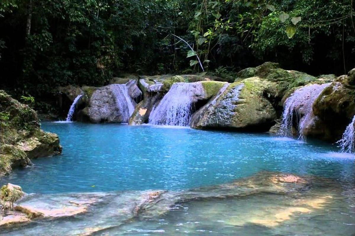 kolam air dengan batu dan air terjun