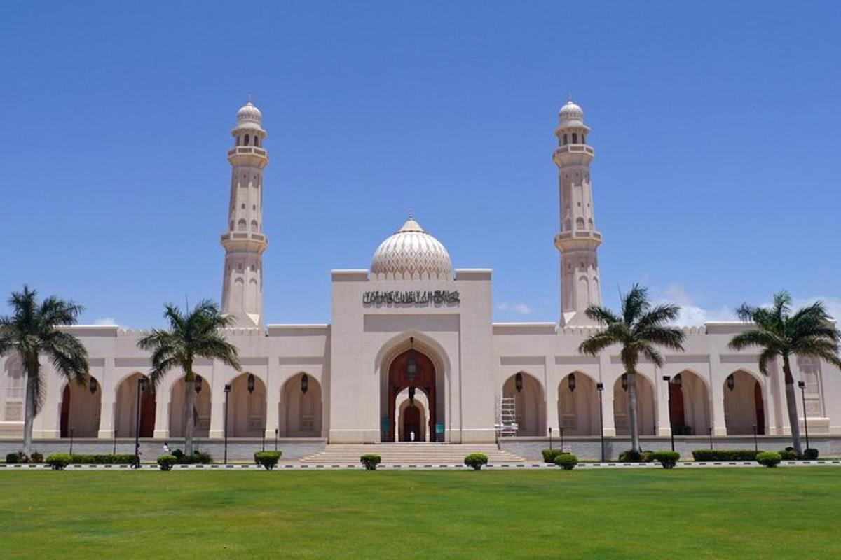 مبنى به مسجد وبرجين وحديقة