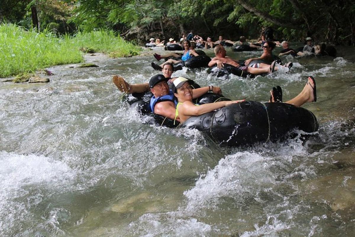 sekumpulan orang di atas rakit di sungai