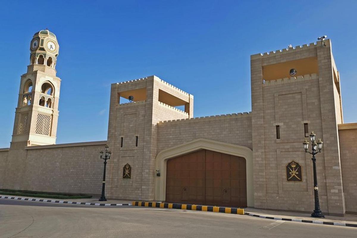 مبنى كبير من الطوب مع برج ساعة