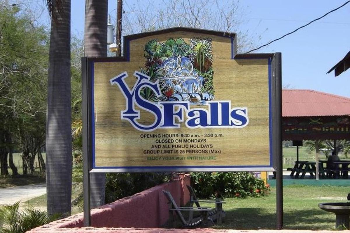 Un cartel para un parque que dice ystals