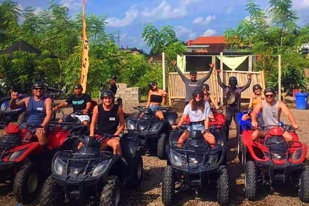 grupp inimesi poseerib ATV-del pildi jaoks