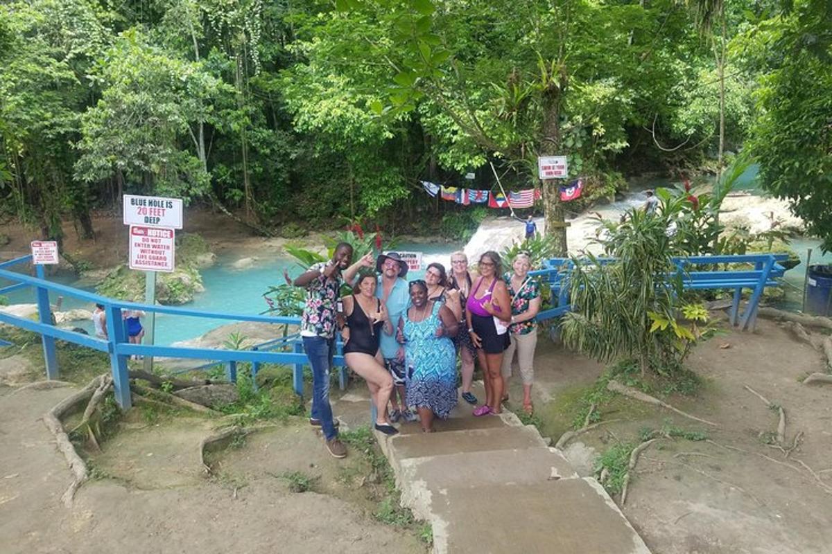 isang grupo ng mga kababaihan na nag-pose sa harap ng isang ilog