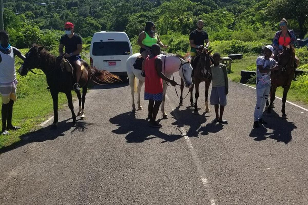 sekumpulan orang menunggang kuda di jalan raya