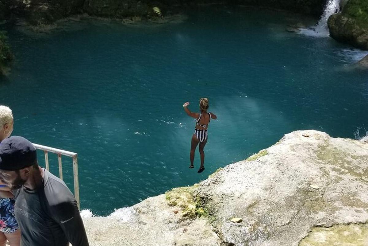 isang babaeng tumatalon sa isang anyong tubig