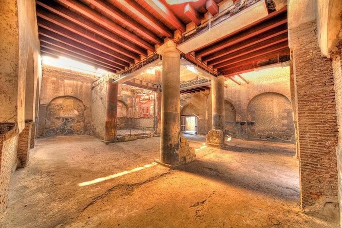 uma sala vazia em um prédio antigo com grafite