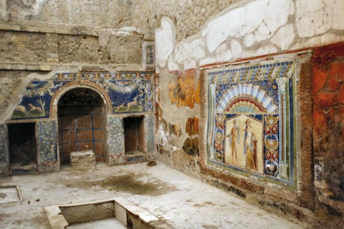 uma sala com mosaicos nas paredes de um edifício