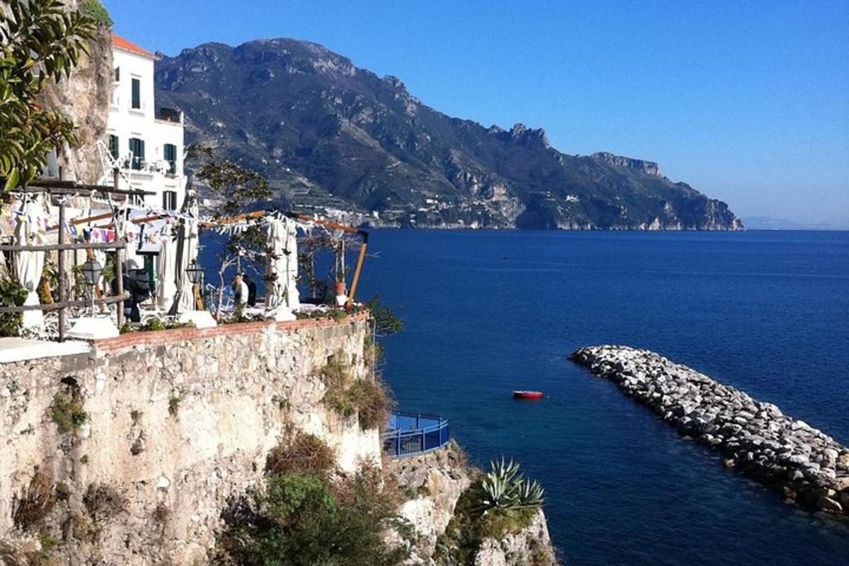 un edificio en la ladera de un acantilado junto al agua