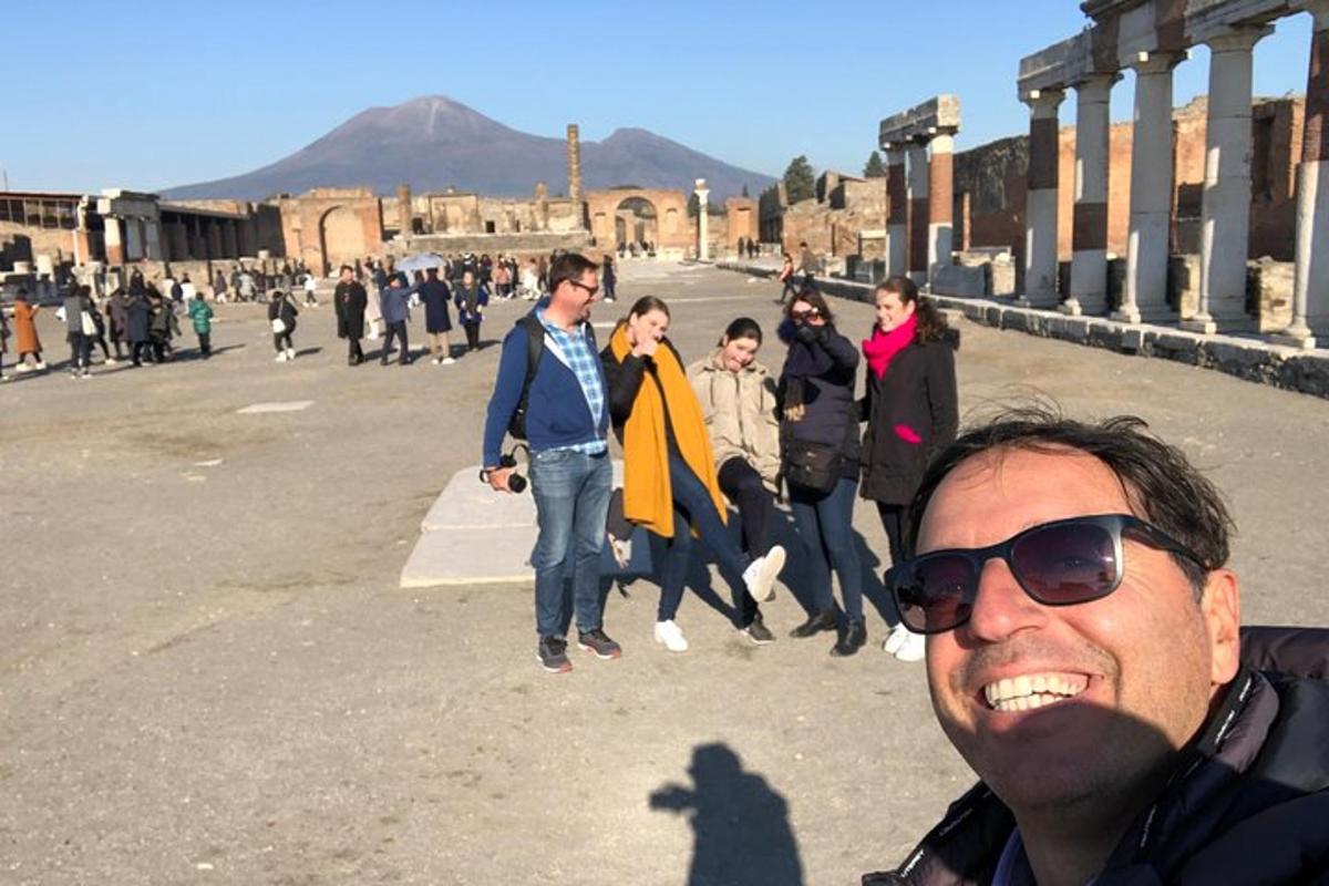 un uomo in piedi di fronte a un gruppo di persone