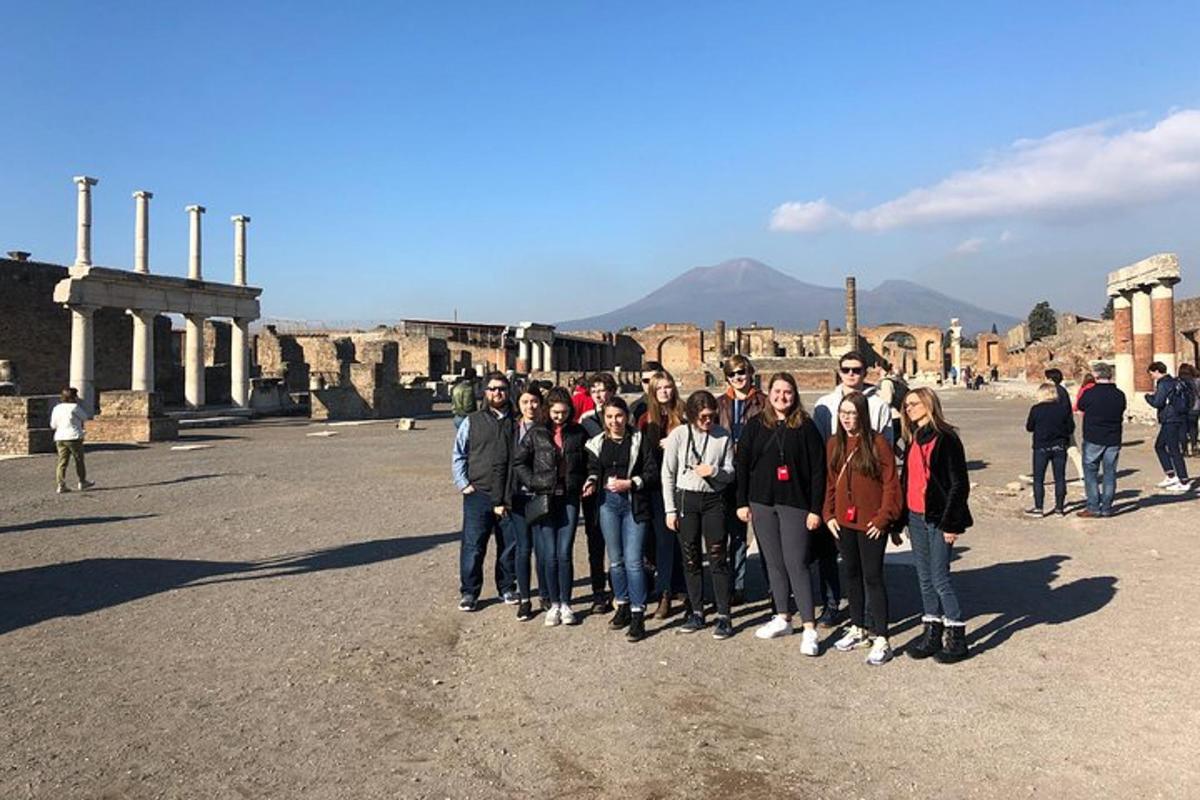 un gruppo di persone in posa per una foto davanti a un edificio