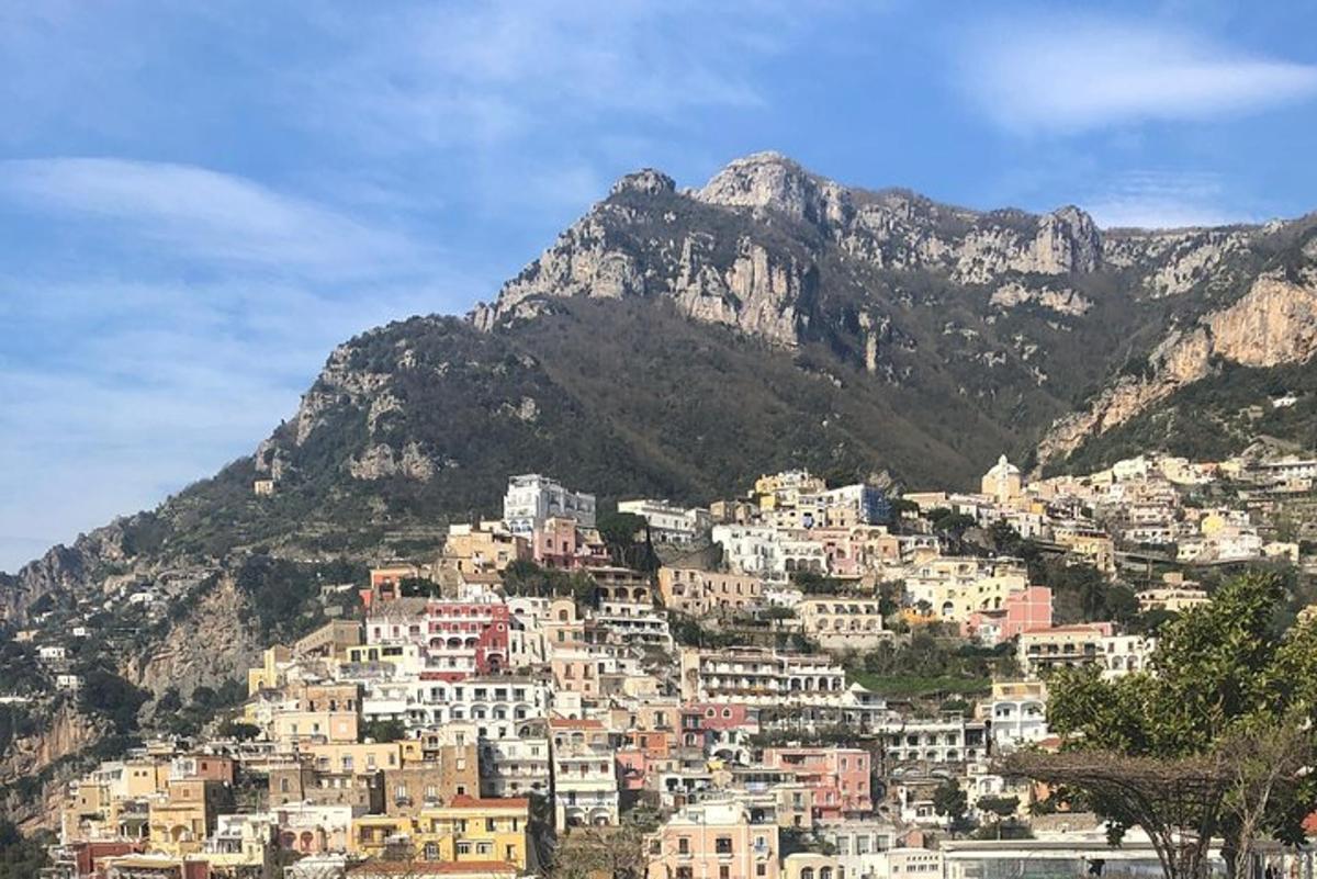 una città su una collina con una montagna sullo sfondo
