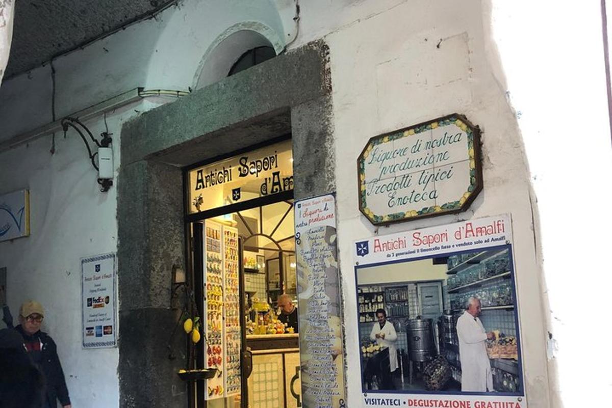 un negozio con insegne sul lato di un edificio