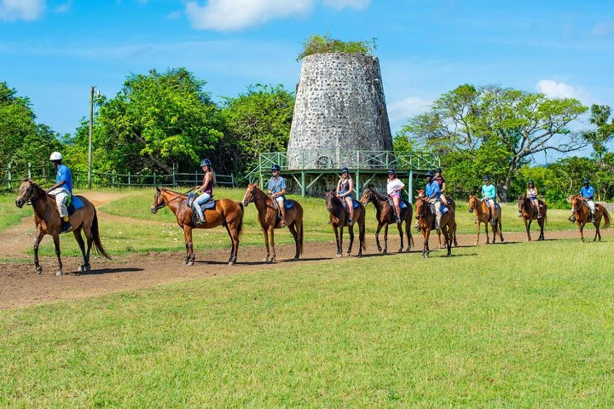 un gruppo di persone a cavallo in un campo