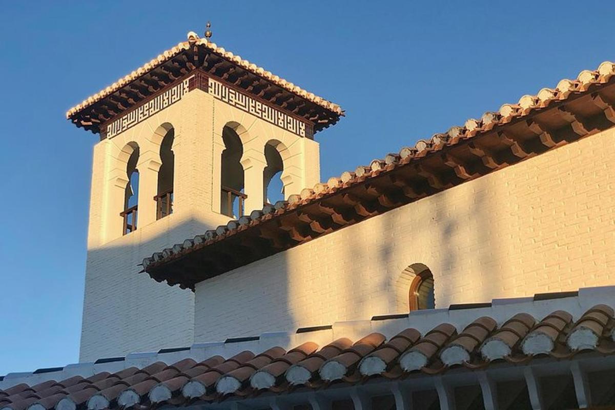 una torre dell'orologio in cima a un edificio