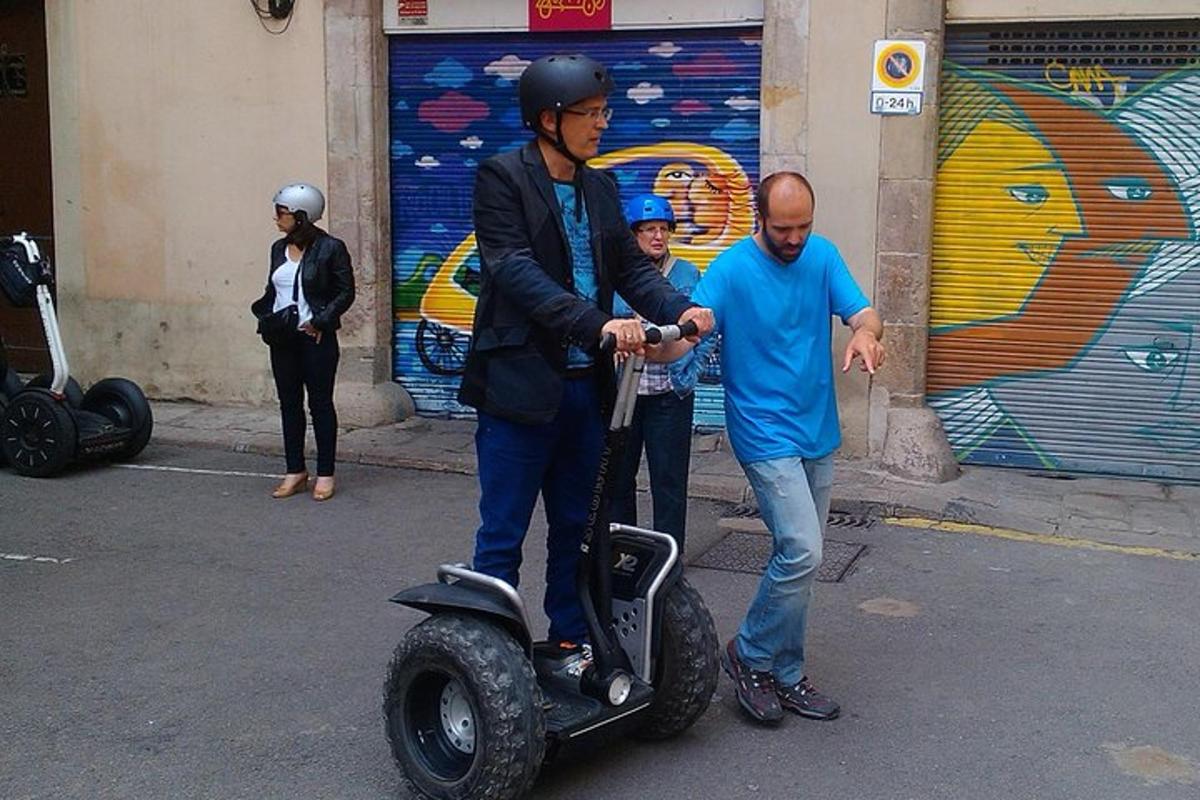 vyras gatvėje ant motorolerio