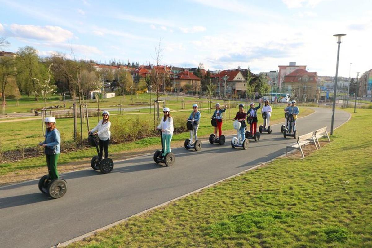 egy csoport ember robogózással halad végig az úton