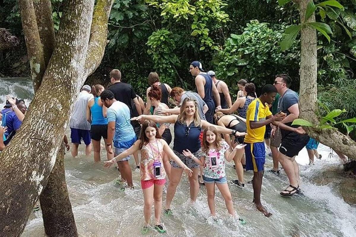 Un grupo de personas de pie en el agua