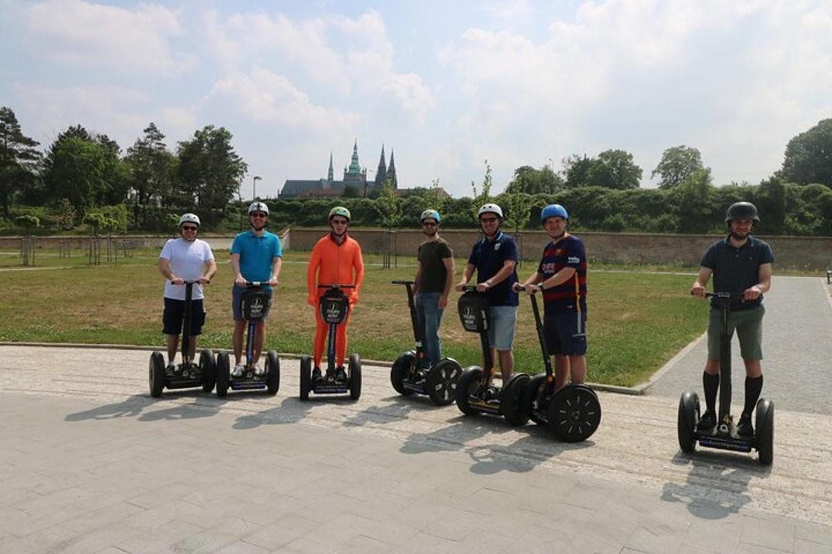 Un grupo de personas viajando en segways en un parque.