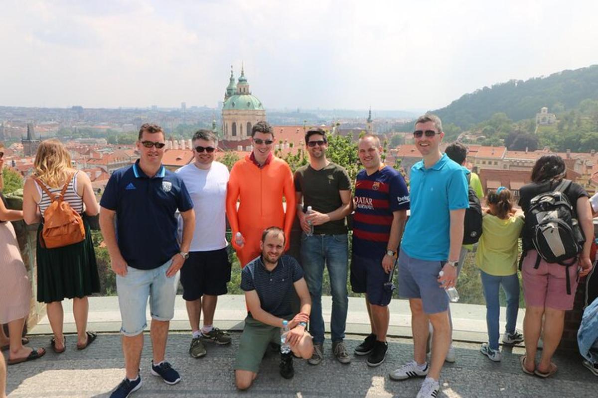 grupė žmonių, stovinčių ant pastato stogo