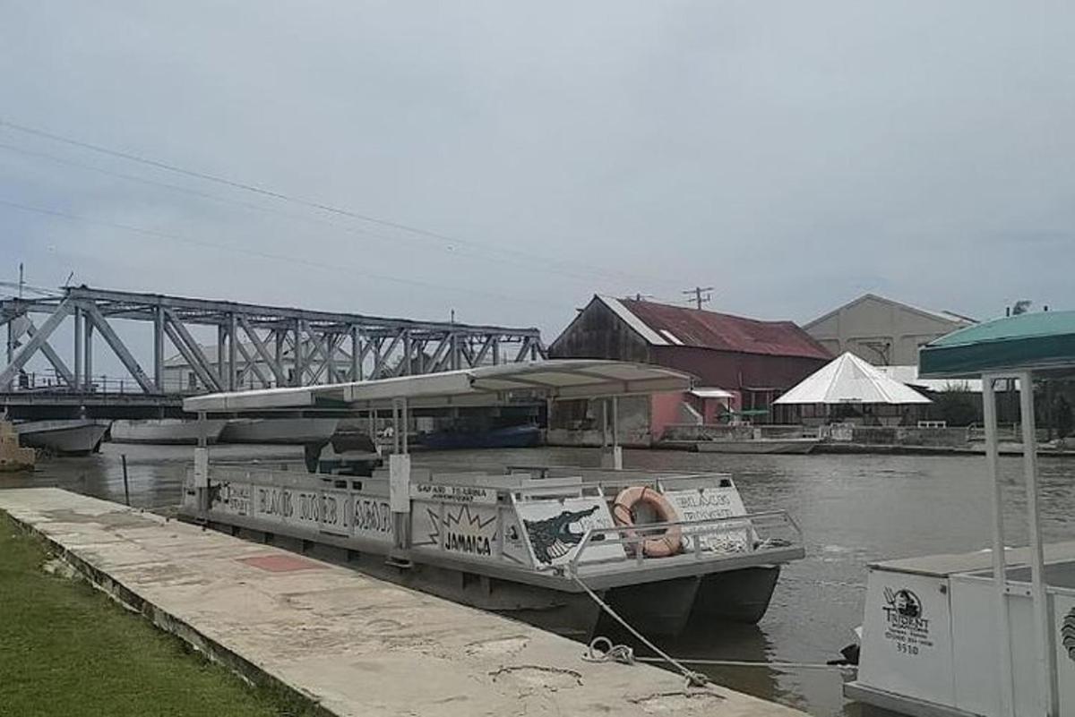 ein Boot liegt an einem Dock mit einer Brücke