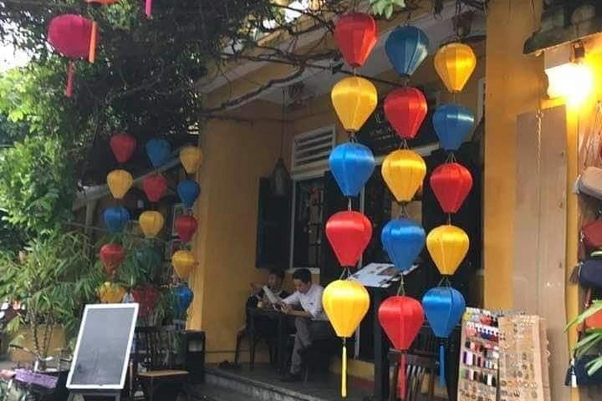 חבורה של בלונים צבעוניים תלויים על בניין