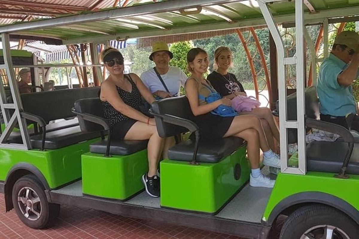 un grup de persones assegudes en un carret de golf
