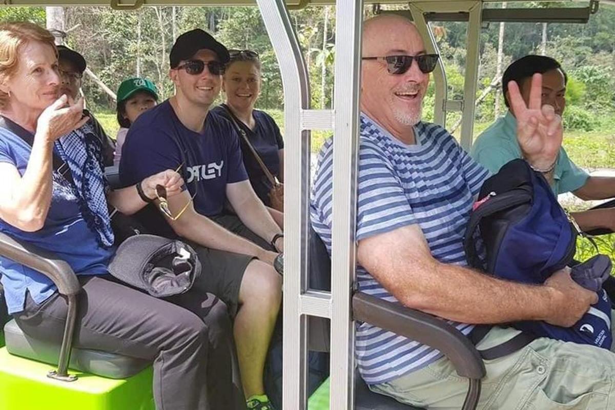 un gruppo di persone sedute su un autobus