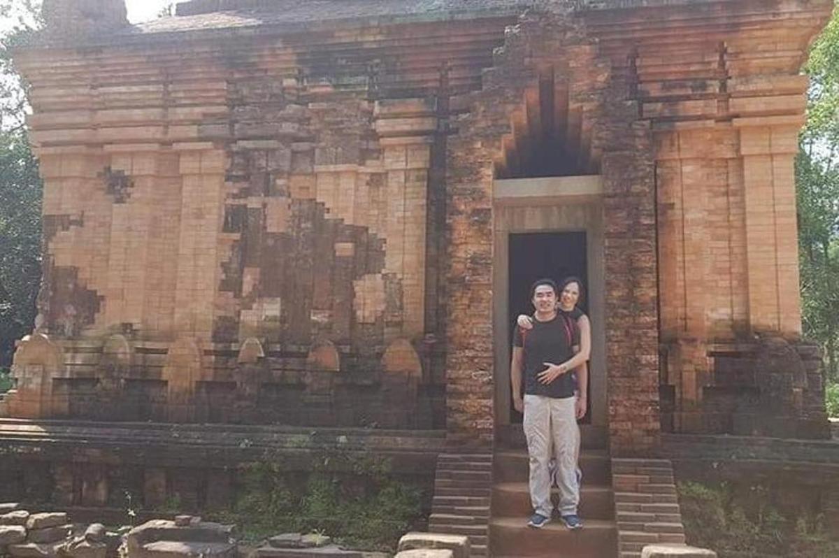 due uomini in piedi davanti a un edificio