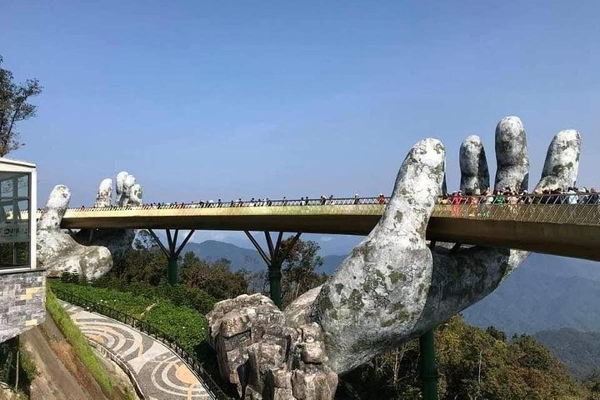 Un puente con una mano grande que se extiende sobre un puente.