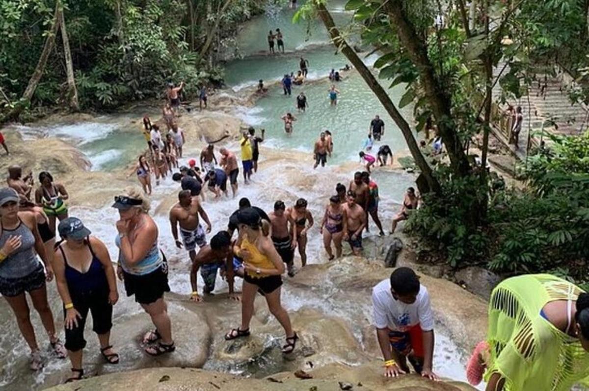 川の水の中にいる人々のグループ