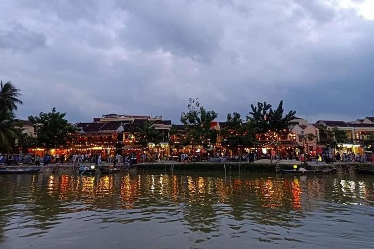 un gruppo di persone in piedi attorno a uno specchio d'acqua