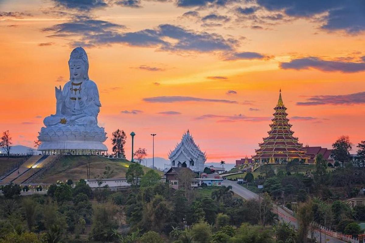 กลุ่มวัดและพระพุทธรูปองค์ใหญ่ยามพระอาทิตย์ตก