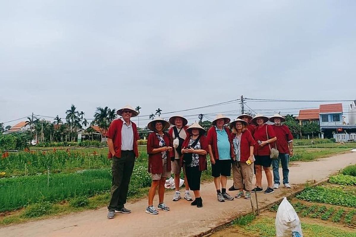 một nhóm người đang đứng trên một con đường đất