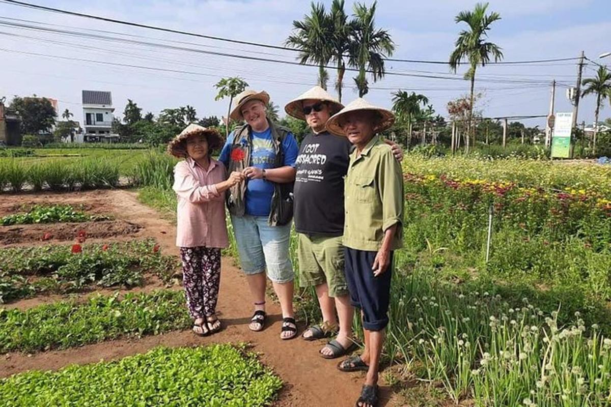 sekumpulan orang berdiri di hadapan padang