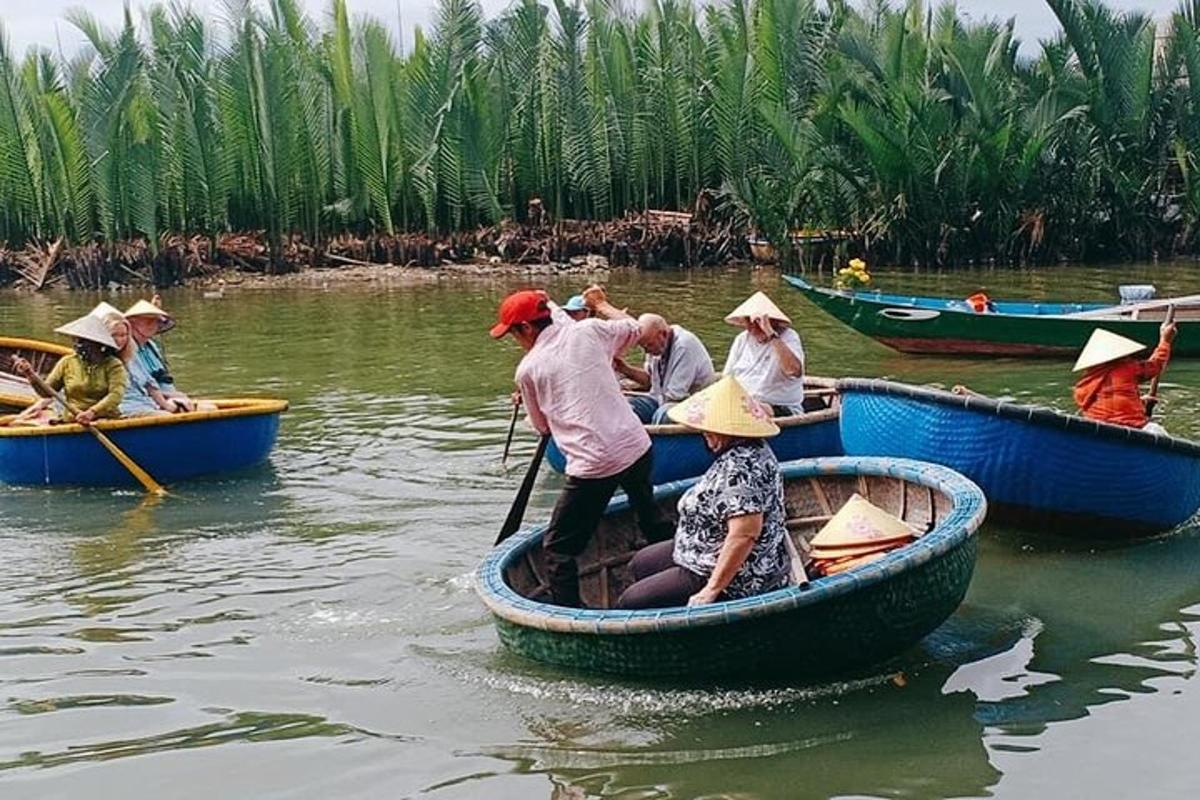 một nhóm người trên những chiếc thuyền nhỏ trên mặt nước