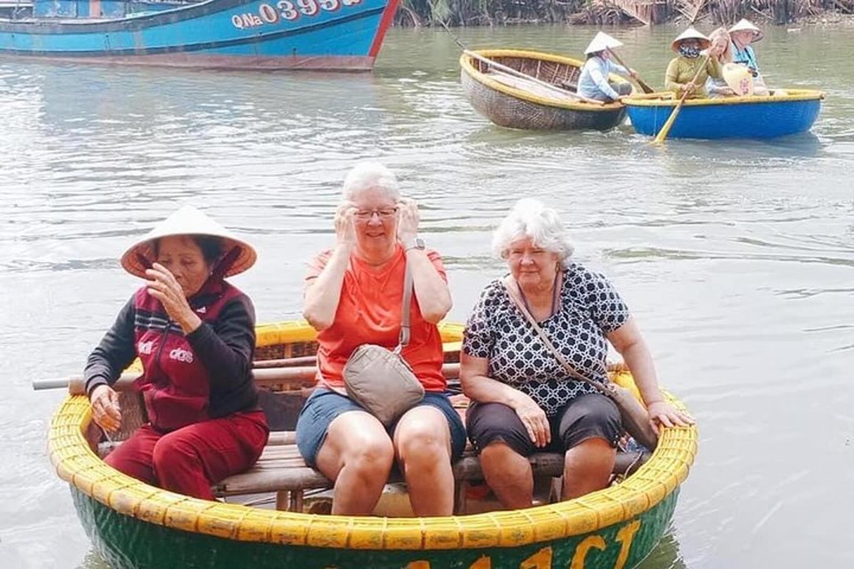 ba người phụ nữ lớn tuổi ngồi trên thuyền trên mặt nước
