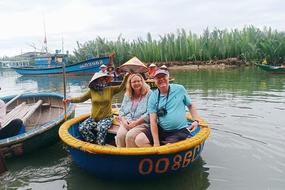 un grupo de personas sentadas en un bote en el agua