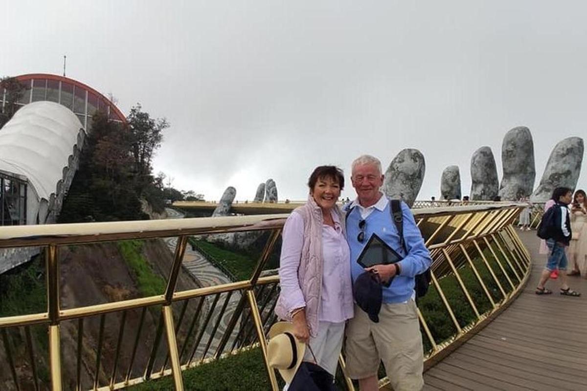 un uomo e una donna in piedi davanti a un ponte