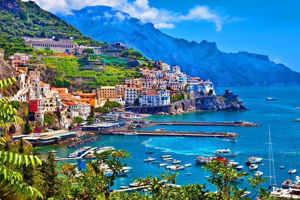 pemandangan pantai amalfi dengan bot di dalam air