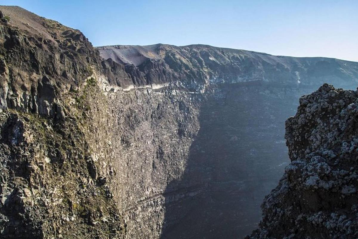 útsýni yfir fjallshlíð með gljúfri