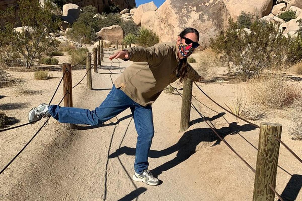 un uomo appoggiato a una recinzione nel deserto