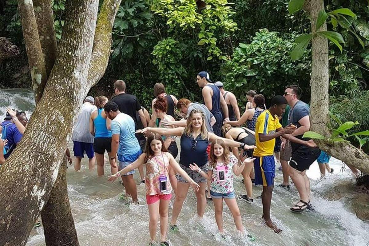 группа людей, стоящая в воде