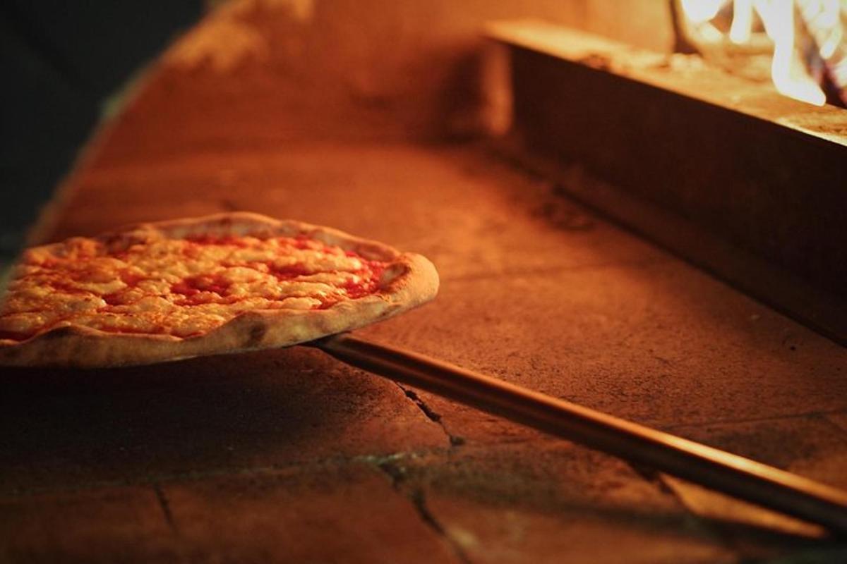 pizza vychází z trouby