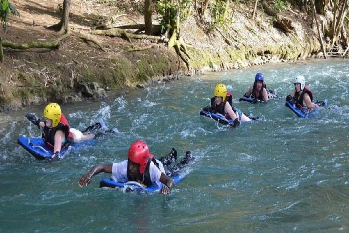 skupina lidí sjíždějících řeku na tubusech
