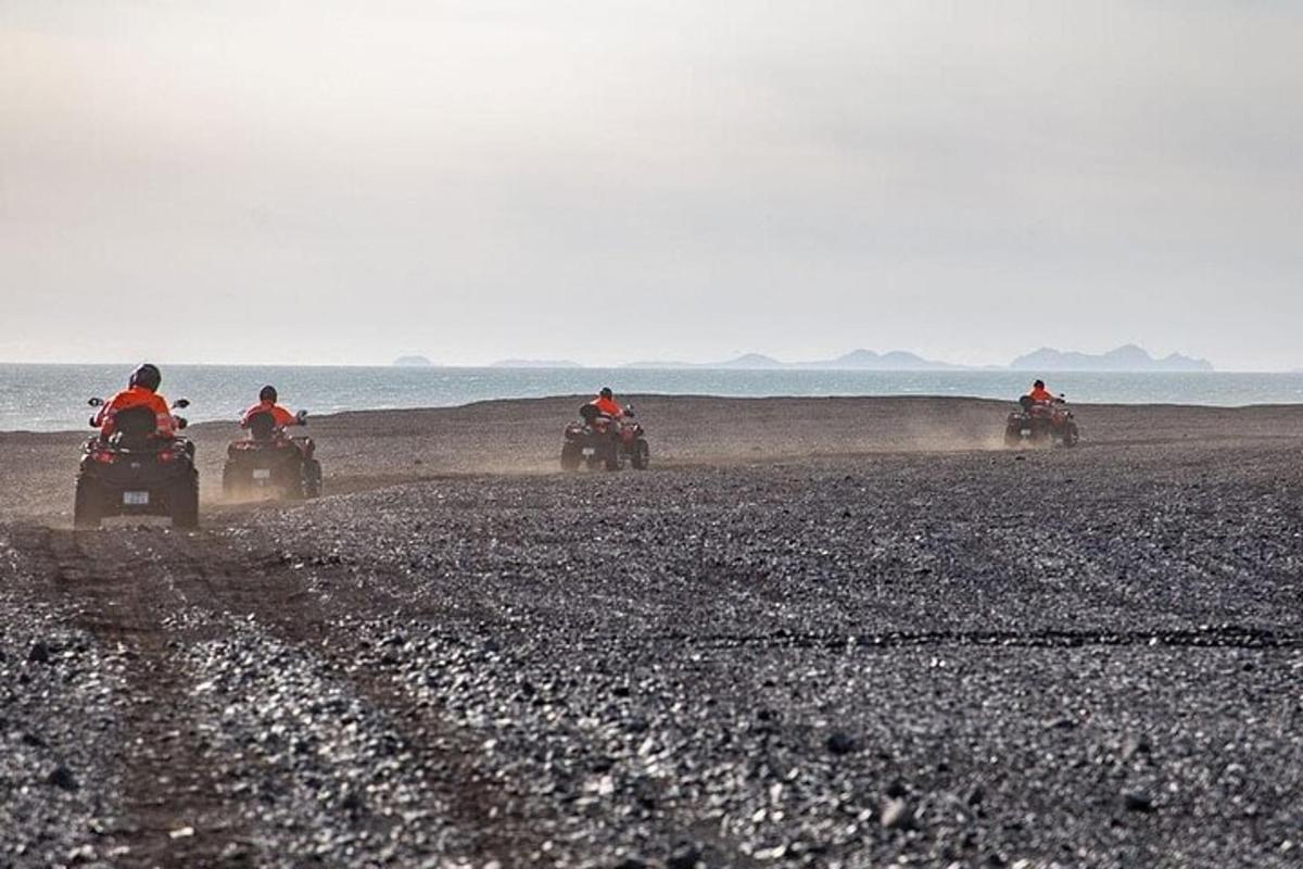 un gruppo di persone in motocicletta sulla spiaggia