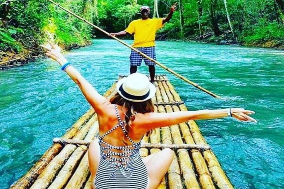 moški in ženska na splavu v reki