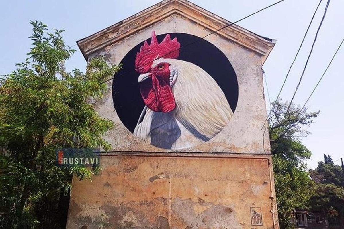 una statua di un gallo sul lato di un edificio