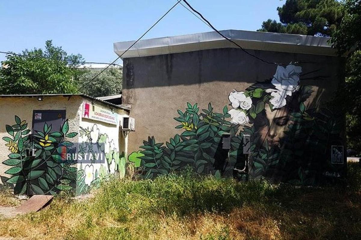 un murale sul lato di un edificio con fiori