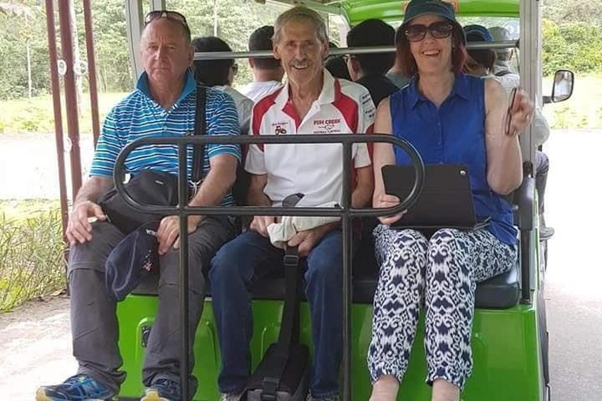 un grup de tres persones assegudes en un autobús