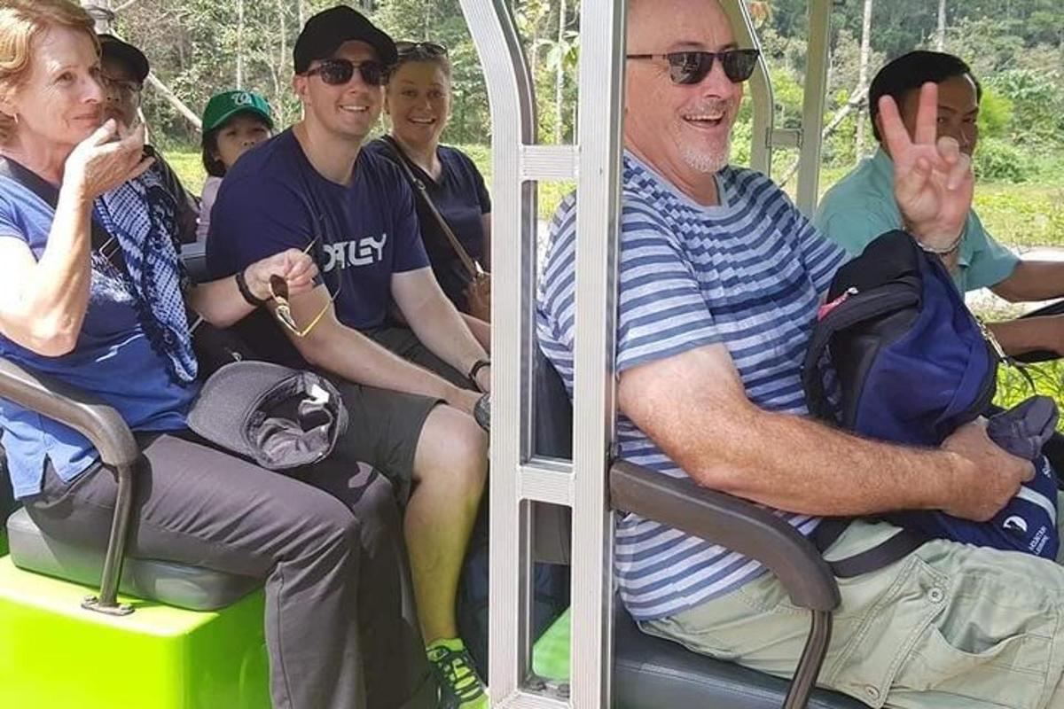un grup de persones que viatgen en autobús